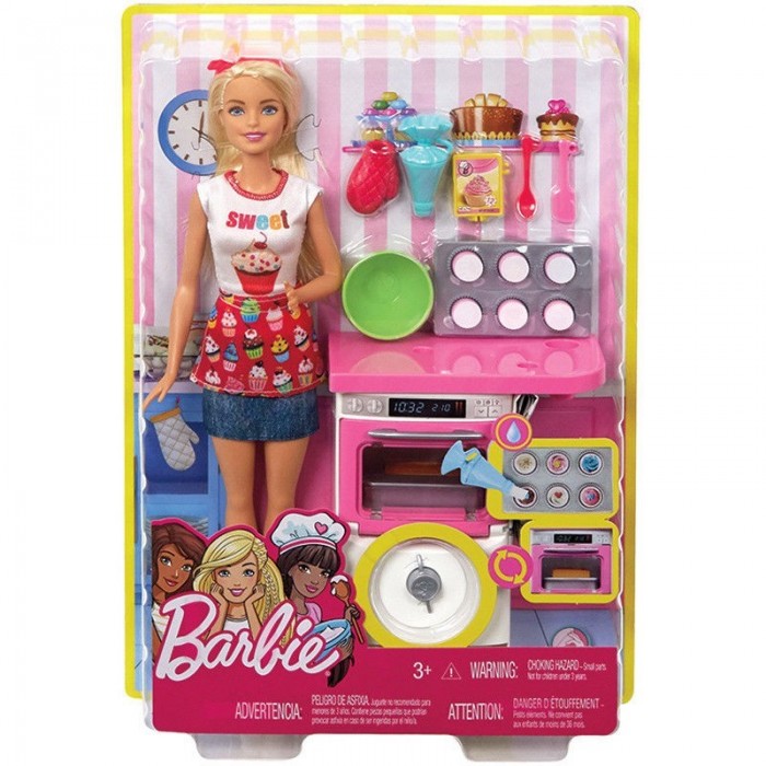 Una bambola barbie con una torta e dei cupcakes.